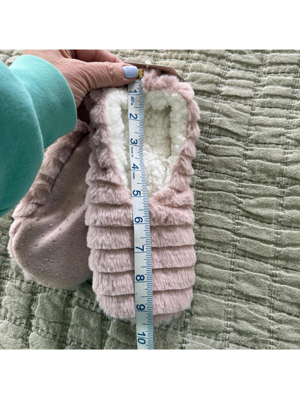 PINK Faux Fur Slipper Socks with grippy bottoms NWT Womens SZ M/L Cottage Core - Picture 5 of 5